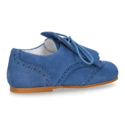 Zapato de vestir tipo BLUCHER con picados y lengüeta con FLECOS en piel serraje.