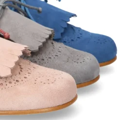Zapato de vestir tipo BLUCHER con picados y lengüeta con FLECOS en piel serraje.
