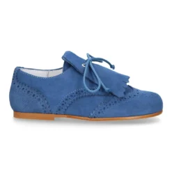 Zapato de vestir tipo BLUCHER con picados y lengüeta con FLECOS en piel serraje.