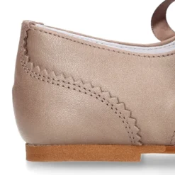 Zapato Niña tipo Blucher estilizado en piel LAMINADA COBRE.