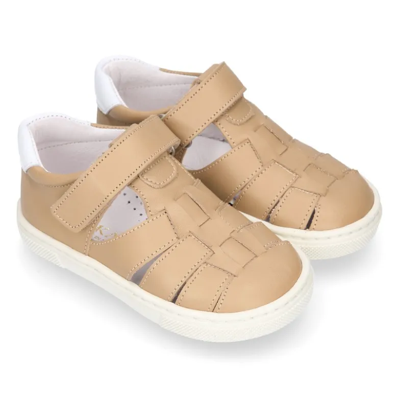 Zapato niño ASANDALIADO con tiras tipo zapatilla con cierre adherente en piel.
