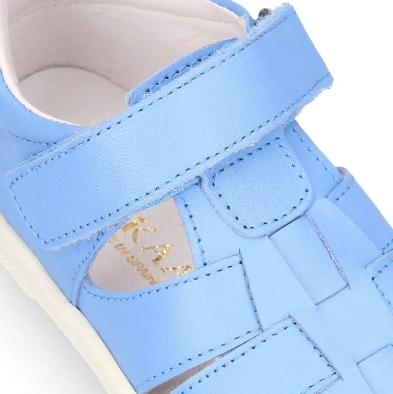 Zapato niño ASANDALIADO con tiras tipo zapatilla con cierre adherente en piel.