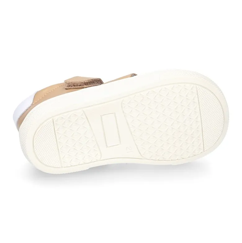 Zapato niño ASANDALIADO con tiras tipo zapatilla con cierre adherente en piel.