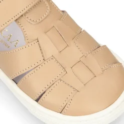 Zapato niño ASANDALIADO con tiras tipo zapatilla con cierre adherente en piel.