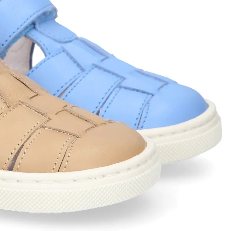 Zapato niño ASANDALIADO con tiras tipo zapatilla con cierre adherente en piel.