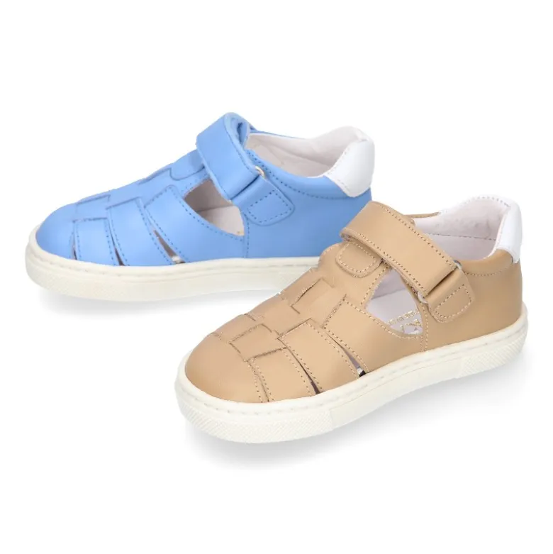Zapato niño ASANDALIADO con tiras tipo zapatilla con cierre adherente en piel.