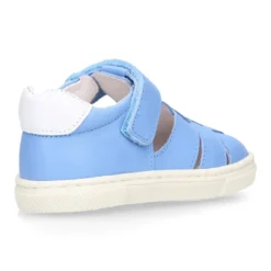 Zapato niño ASANDALIADO con tiras tipo zapatilla con cierre adherente en piel.