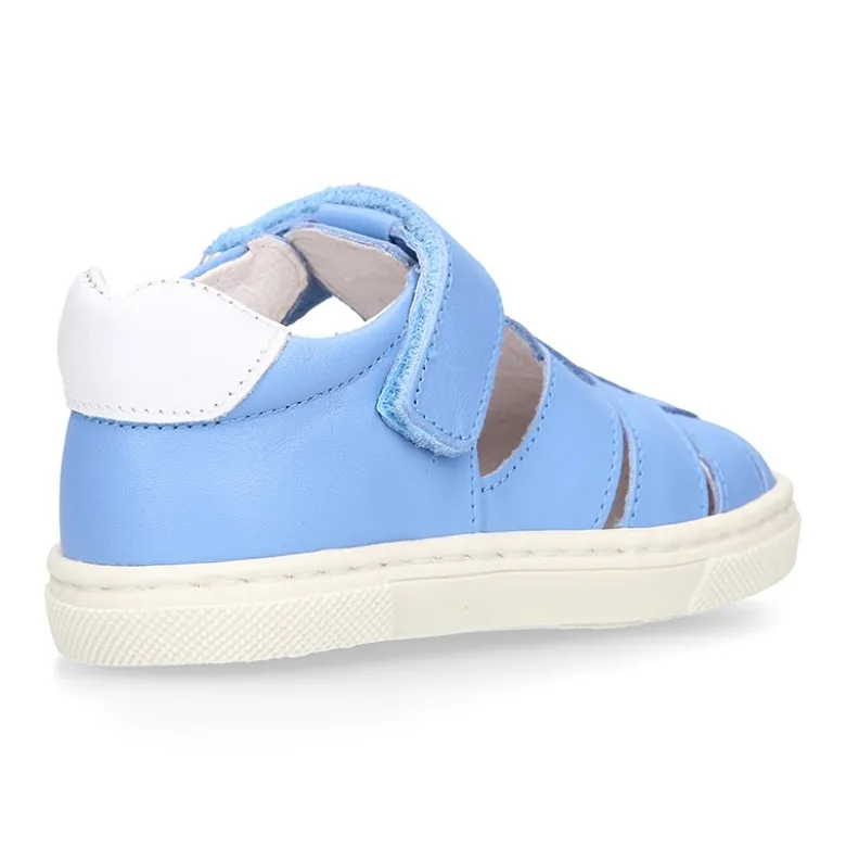 Zapato niño ASANDALIADO con tiras tipo zapatilla con cierre adherente en piel.