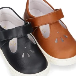 Zapato niño ASANDALIADO tipo zapatilla con cierre adherente y picados en piel.