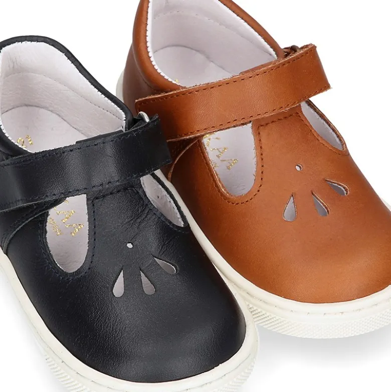 Zapato niño ASANDALIADO tipo zapatilla con cierre adherente y picados en piel.