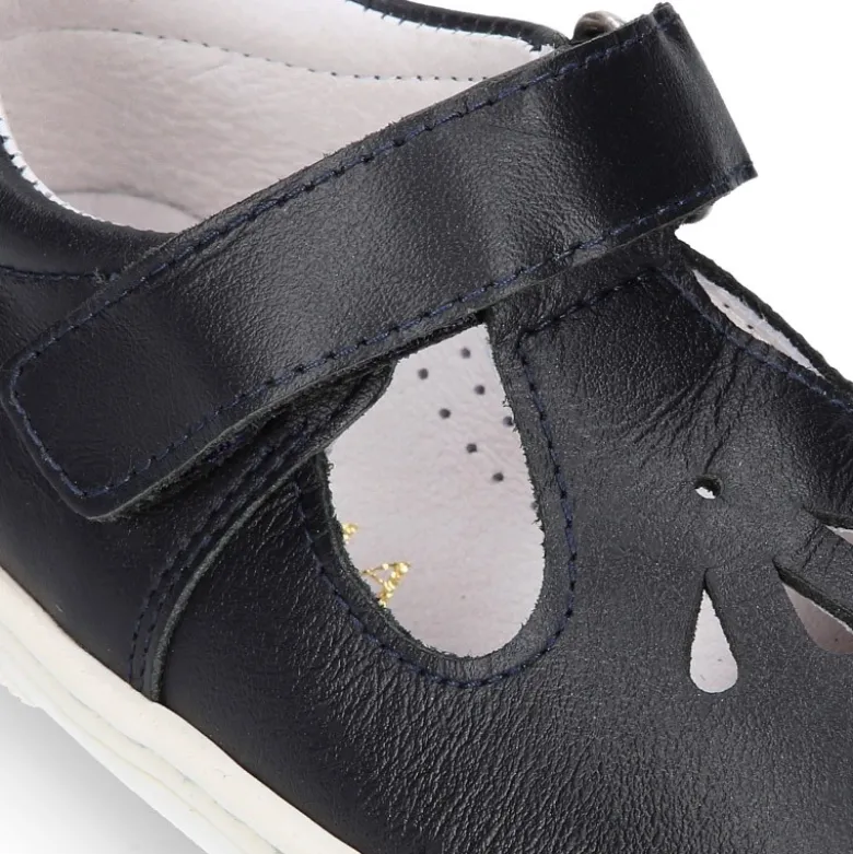Zapato niño ASANDALIADO tipo zapatilla con cierre adherente y picados en piel.