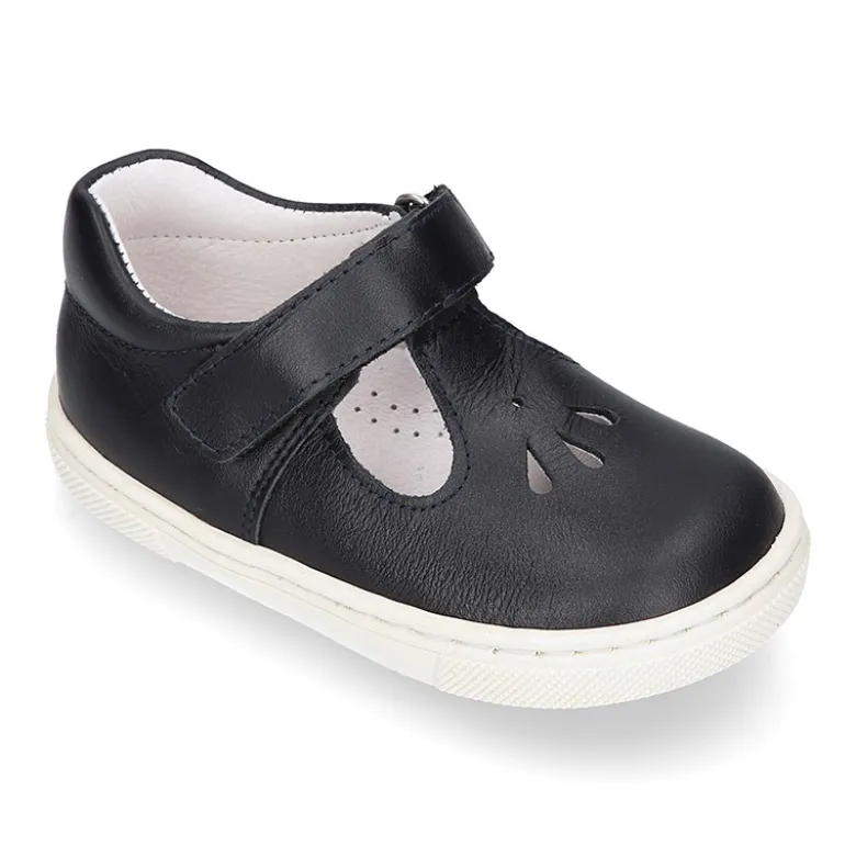 Zapato niño ASANDALIADO tipo zapatilla con cierre adherente y picados en piel.