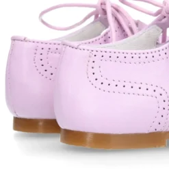 Zapato niño INGLES con cordones y borlas en piel napa LILA.