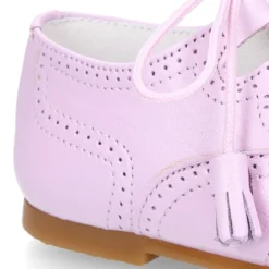 Zapato niño INGLES con cordones y borlas en piel napa LILA.