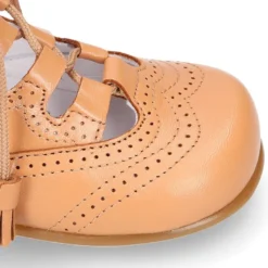 Zapato niño INGLES con cordones y borlas en piel napa CAMEL.