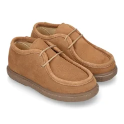 Zapato niño tipo wallabee con cordones en piel serraje