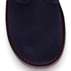 Zapato tipo blucher con cordones, suela y cosidos a contraste en serraje.