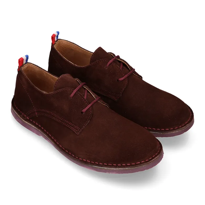 Zapato tipo blucher con cordones, suela y cosidos a contraste en serraje.