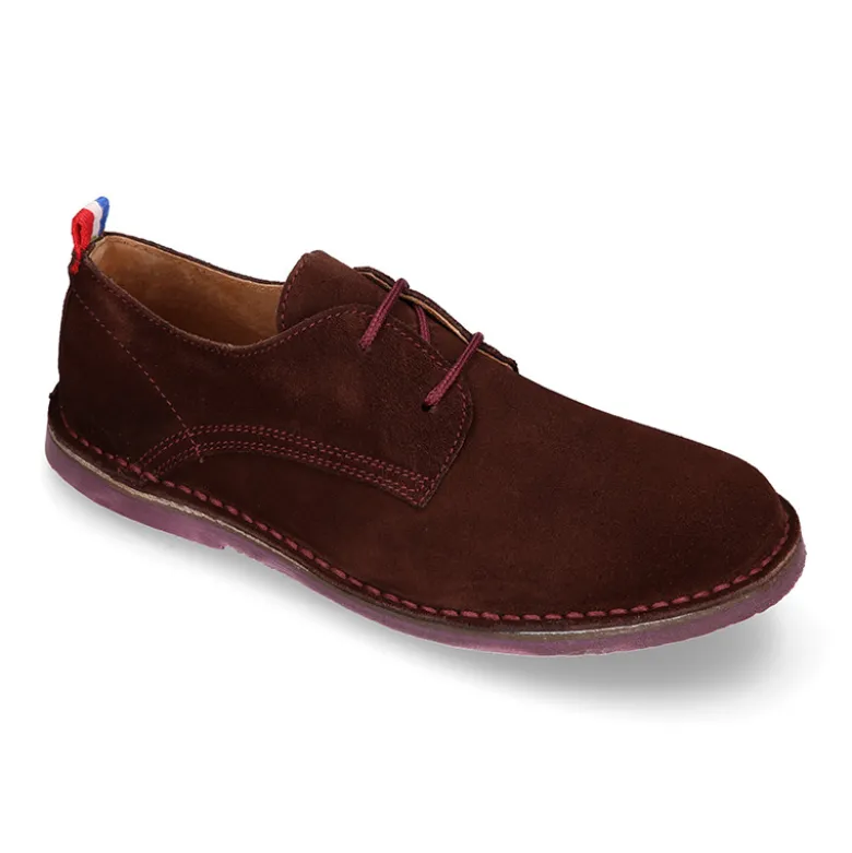 Zapato tipo blucher con cordones, suela y cosidos a contraste en serraje.