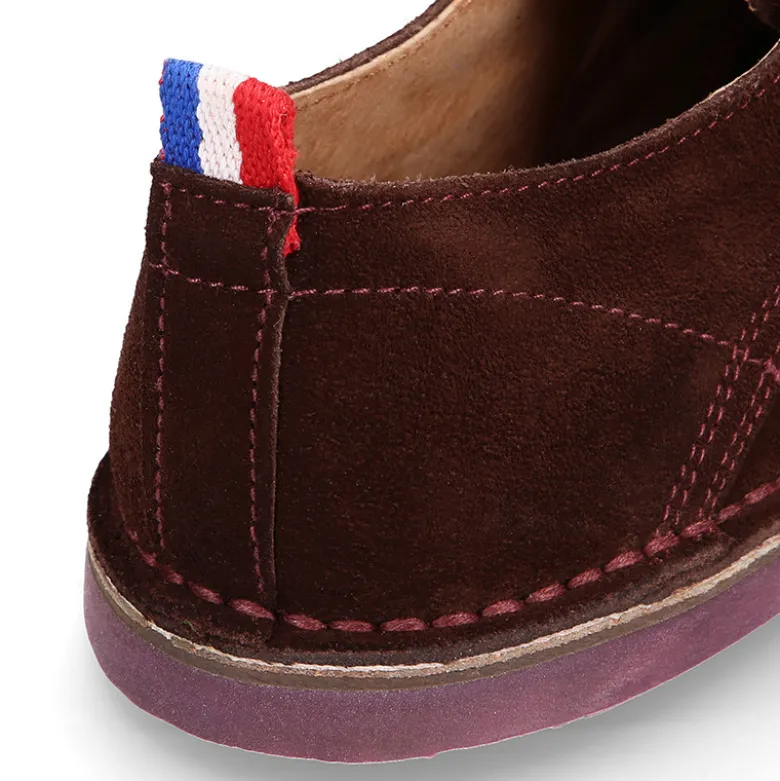 Zapato tipo blucher con cordones, suela y cosidos a contraste en serraje.