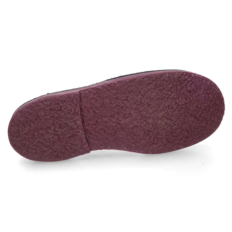 Zapato tipo blucher con cordones, suela y cosidos a contraste en serraje.
