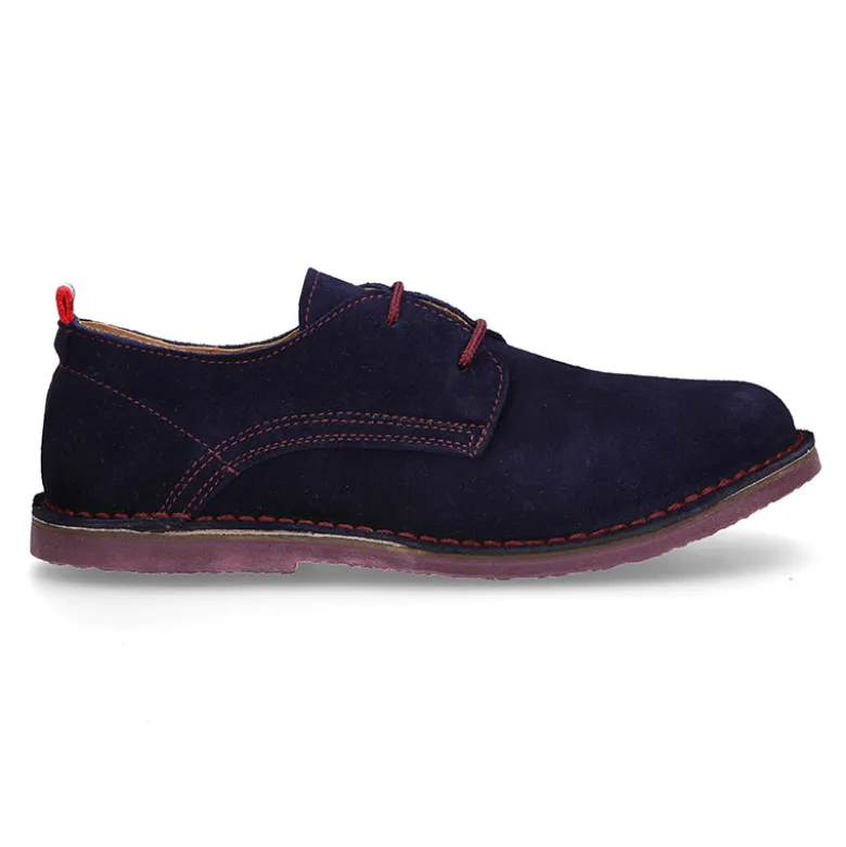 Zapato tipo blucher con cordones, suela y cosidos a contraste en serraje.