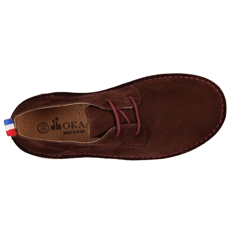 Zapato tipo blucher con cordones, suela y cosidos a contraste en serraje.