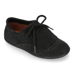 Zapato tipo Blucher con lengüeta con flecos y picados en serraje.