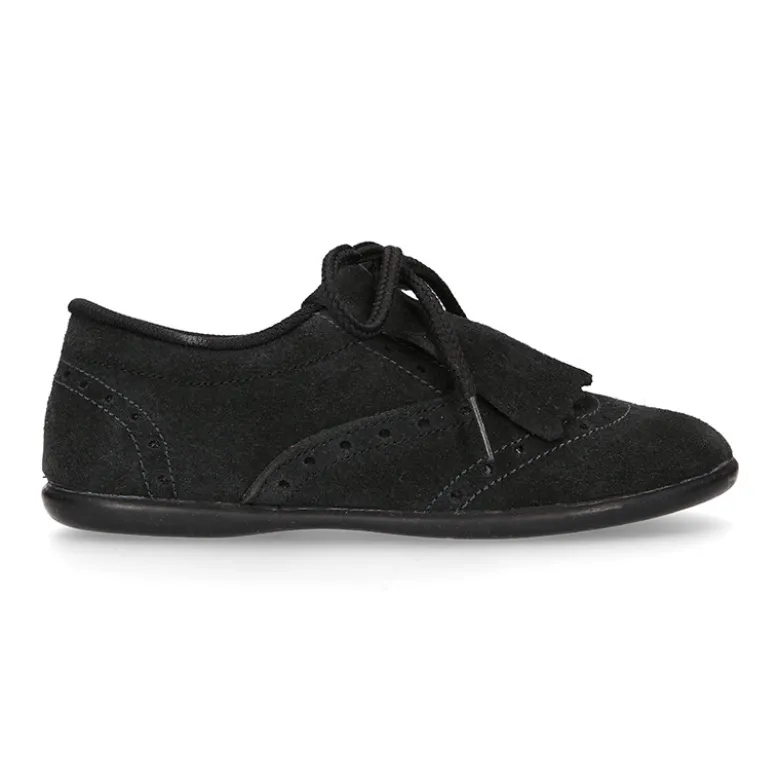 Zapato tipo Blucher con lengüeta con flecos y picados en serraje.
