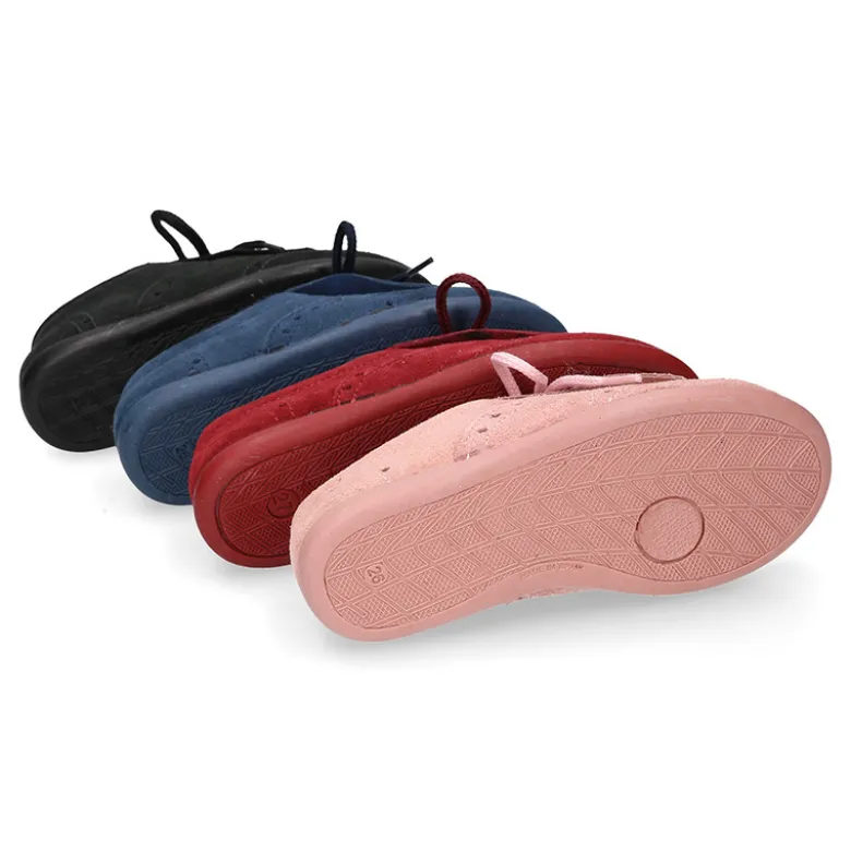 Zapato tipo Blucher con lengüeta con flecos y picados en serraje.