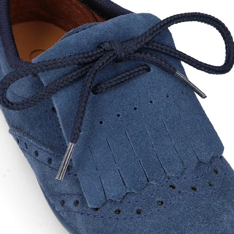Zapato tipo Blucher con lengüeta con flecos y picados en serraje.