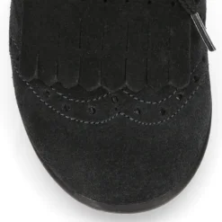 Zapato tipo Blucher con lengüeta con flecos y picados en serraje.