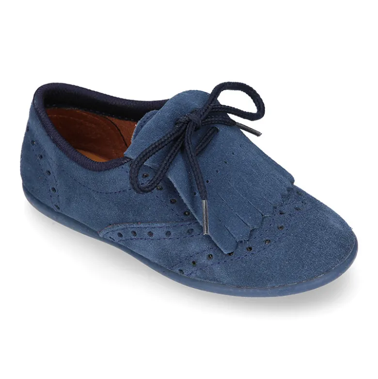 Zapato tipo Blucher con lengüeta con flecos y picados en serraje.