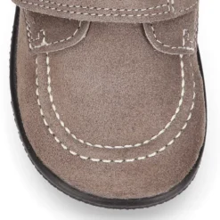 Zapato tipo náutico para peques sin cordones en piel serraje.